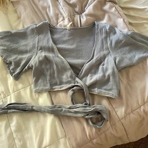 Gray tie front crop